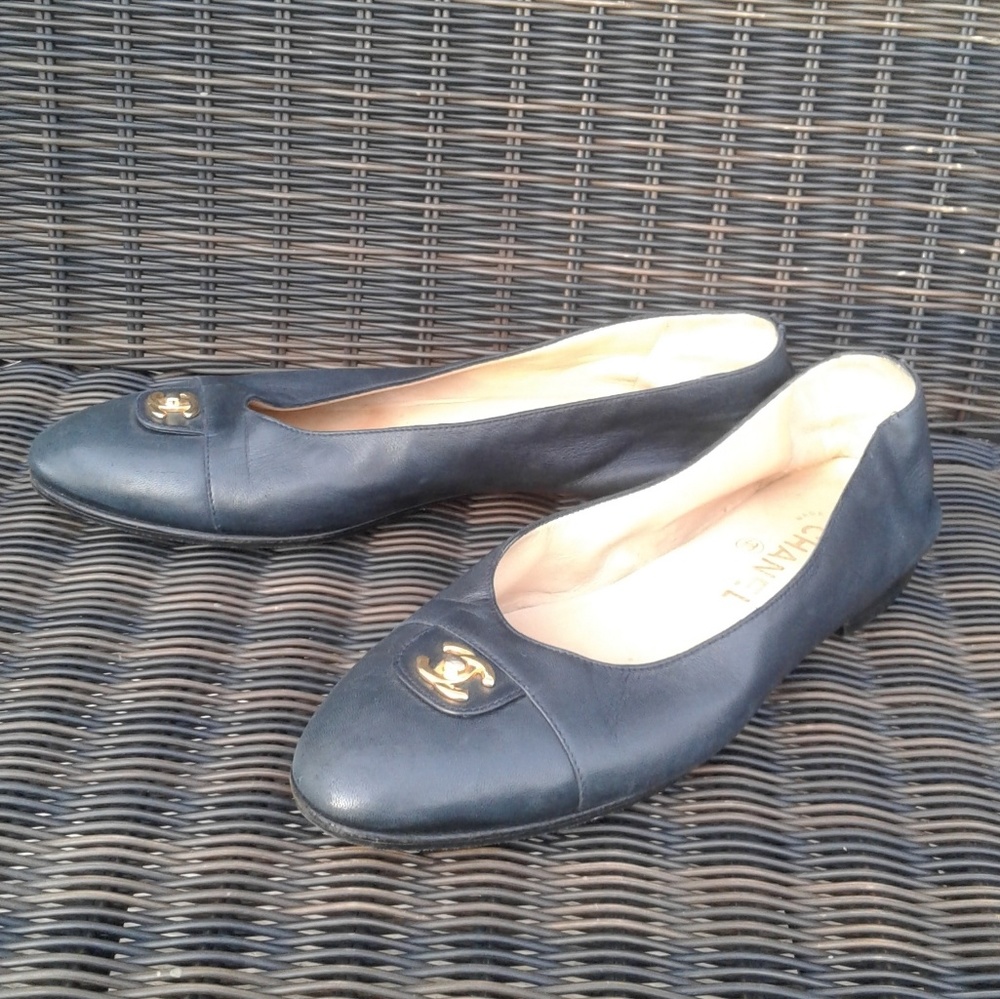 *SOLD* Chanel leather flats